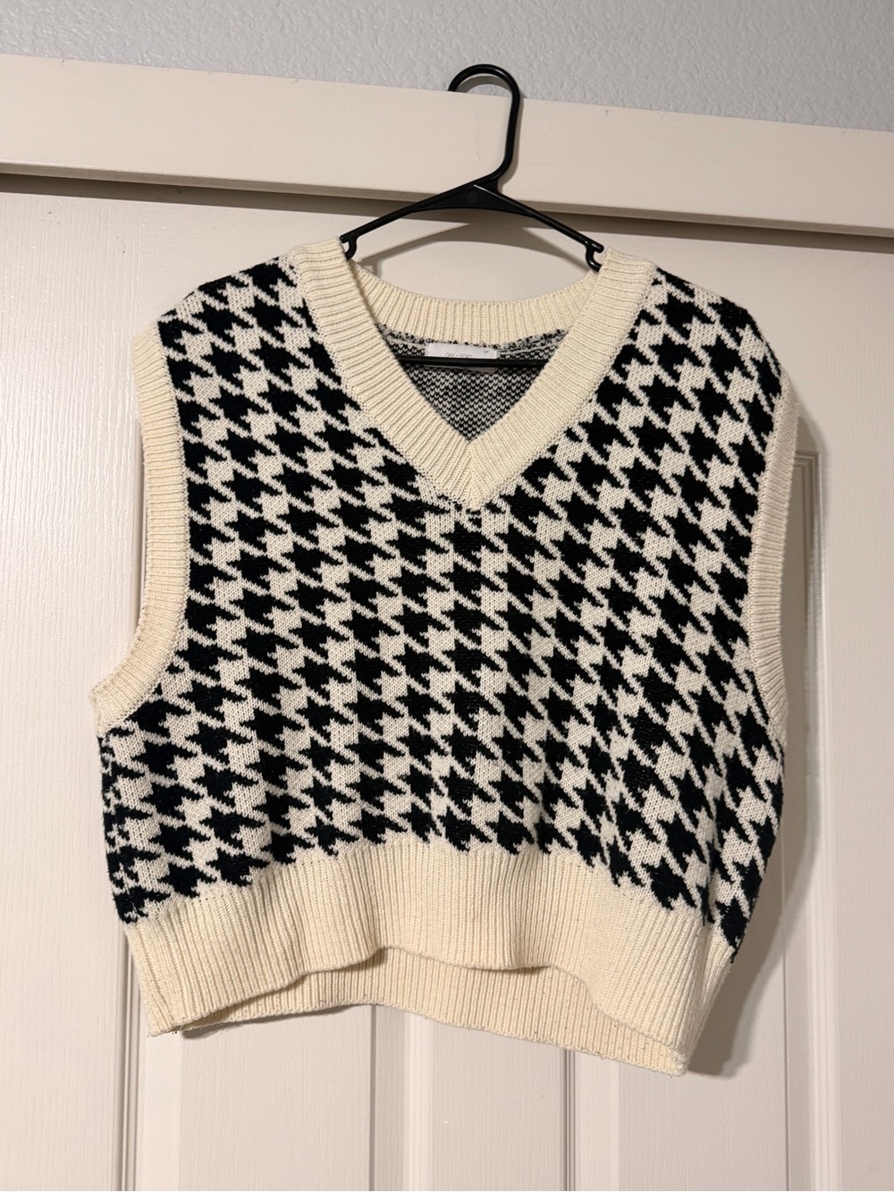 Size S Oak+Fort Black & Cream Houndstooth V-Neck Sweater Vest